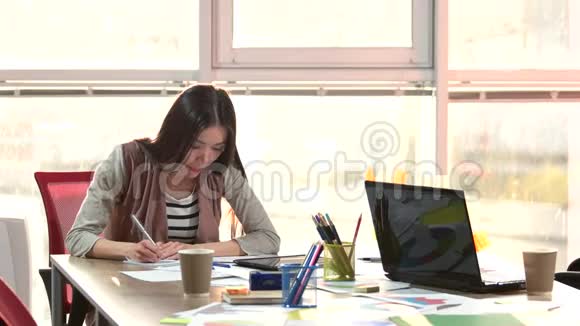 成年女学生用平板写作业视频的预览图