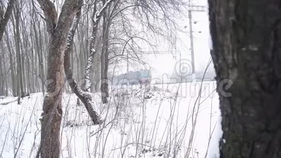 冬天的火车视频的预览图