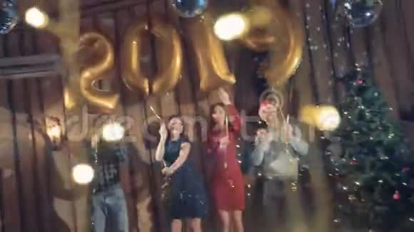2019年新年派对慢镜头快乐的上班族在企业新年聚会上跳舞视频的预览图