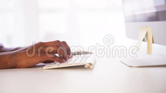 非裔美国人在键盘上打字视频的预览图