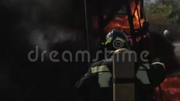 穿制服和戴口罩的消防员上下视频的预览图