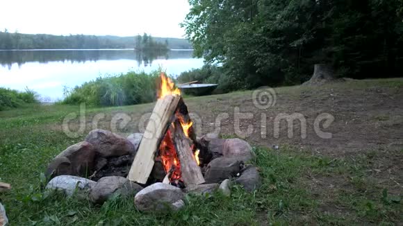 白天在湖边的火营视频的预览图