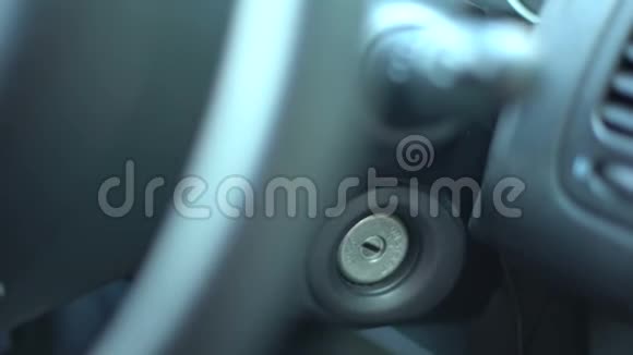 带工具的犯罪启动汽车引擎开锁劫车视频的预览图