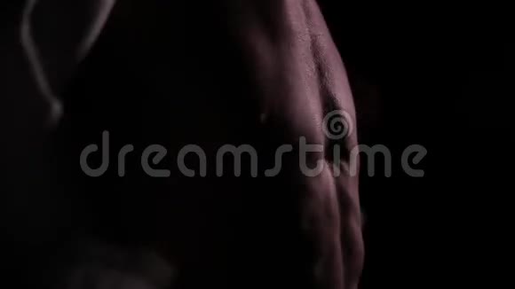 男性肌肉躯干在黑暗中视频的预览图