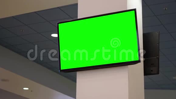 在Coquitlam中心购物中心食品法庭内的电视广告绿色广告牌视频的预览图