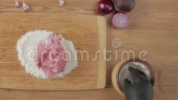 红色面团面粉视频的预览图
