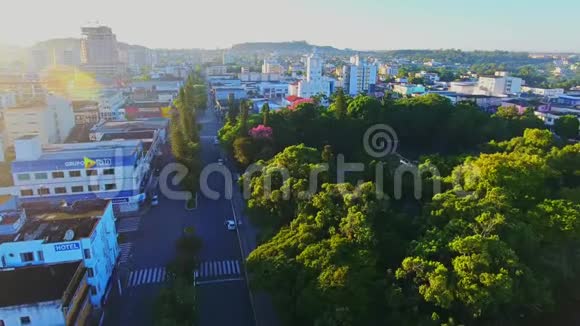 小镇公园和天主教会的空中活动视频的预览图