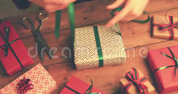 礼品包装女人系着绿色丝带蝴蝶结视频的预览图