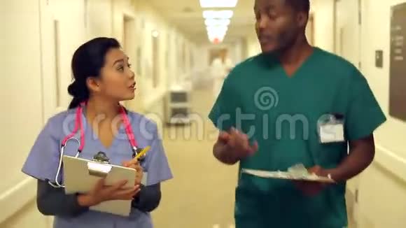 医护人员在繁忙护士站工作视频的预览图