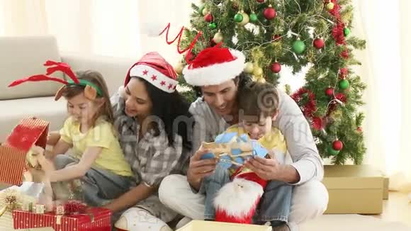家庭在客厅打开圣诞礼物视频的预览图