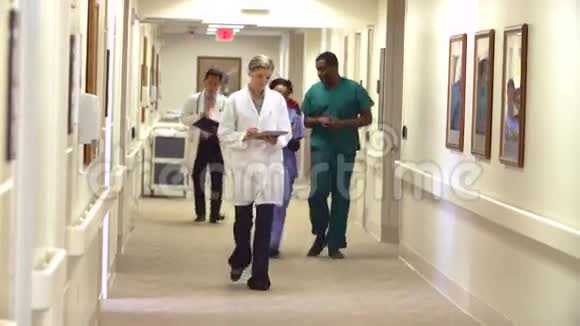 医院走廊沿线医务人员视频的预览图