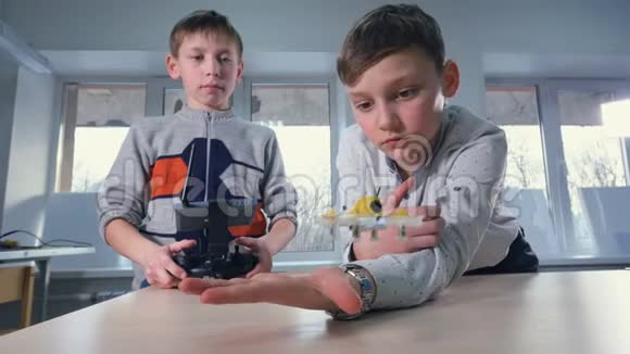 男孩发射和操作无人机飞机4K视频的预览图