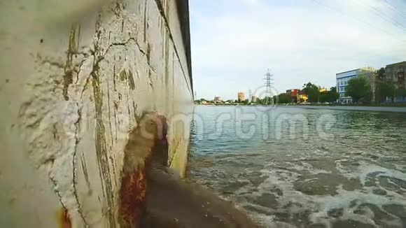 废水至城市渠工业管道排放液体废物视频的预览图