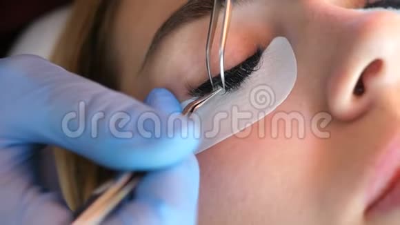 美容院睫毛扩展师的人工睫毛扩展医用镊子及专用胶水视频的预览图