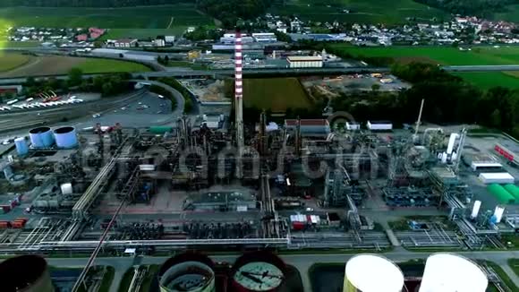 在高山景观的现代生态工业能源站上空高空飞行4k神奇无人机视频的预览图