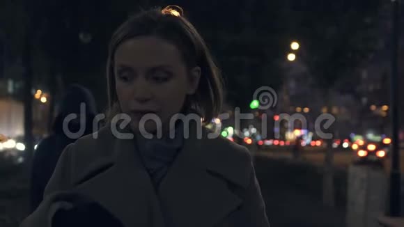 在黑暗的城市街道上惊恐的女士被跟踪为小偷城市犯罪视频的预览图