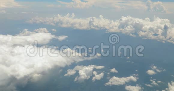 在云层之间飞行视频的预览图