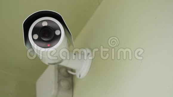 闭路电视安装在墙上以物业保安室内保安为主室内监控摄像头特写视频的预览图