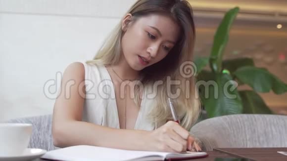 亚洲女学生学习英语视频的预览图