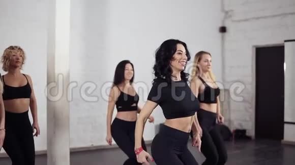 一群有魅力的女人学习巴切塔舞的手动作舞蹈课视频的预览图