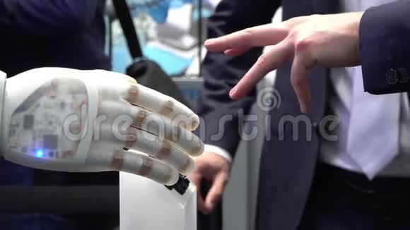 人手和机器人是人与人工智能技术联系的象征视频的预览图