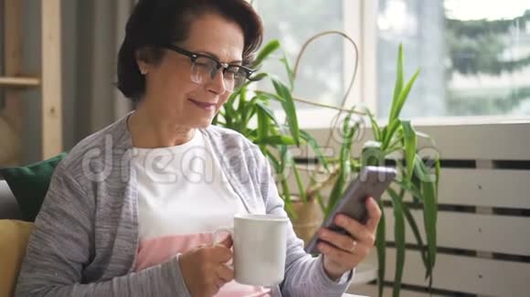 戴眼镜的漂亮成熟女人喝咖啡视频的预览图