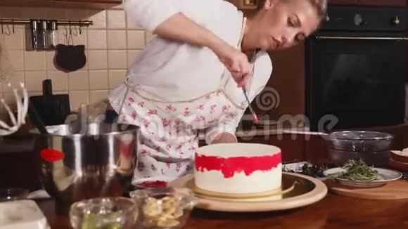 女厨师是玻璃蛋糕视频的预览图
