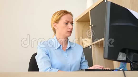 一个女人在电脑上工作时头部疼痛4k慢动作视频的预览图