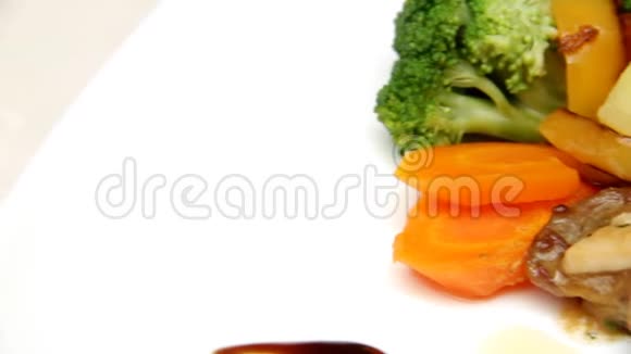 餐桌上的宏观食物视频的预览图