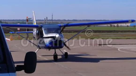 小型私人飞机一架旋转螺旋桨站在飞机停放在一个小型机场视频的预览图