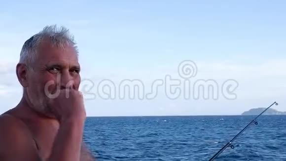 一个人在海洋上钓鱼视频的预览图