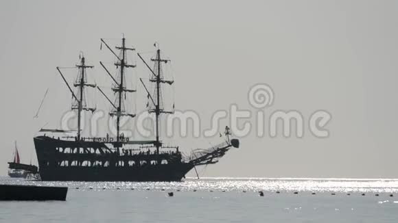 海盗船在海上视频的预览图