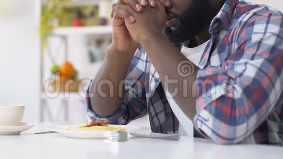 非裔美国人在吃饭前祈祷祈求上帝保佑食物信仰视频的预览图