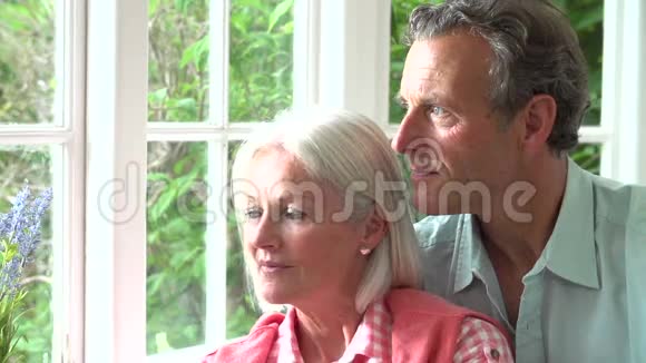 浪漫中老年夫妇的慢动作序列视频的预览图