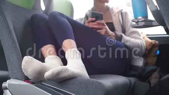 一个女人乘公共汽车旅行视频的预览图