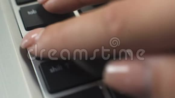 女用手按压帽键盘上的锁键使打字字母大写视频的预览图