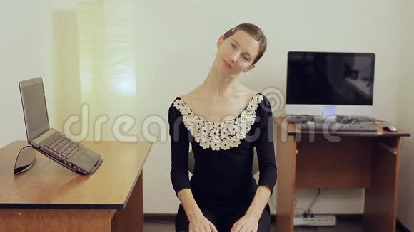年轻漂亮的女办公室职员脖子伸得很长面带微笑视频的预览图