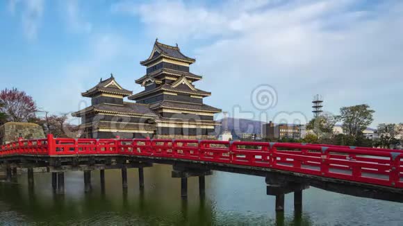 日本长野松本市松本城堡地标白天到夜间延时录像视频的预览图