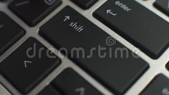 女士按下笔记本电脑键盘上的修改器移位按钮键入大写字母视频的预览图
