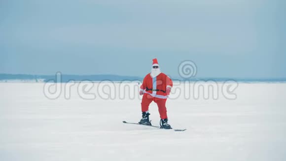圣诞老人在雪地上滑雪关门视频的预览图