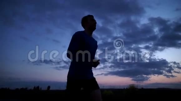 日落时分一个人在路上奔跑的剪影视频的预览图