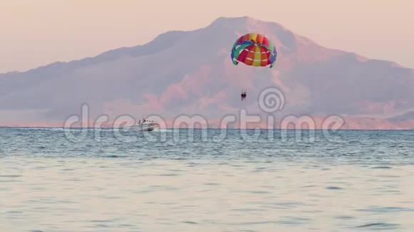 由汽船汽车等牵引在空中滑翔的帆伞运动视频的预览图