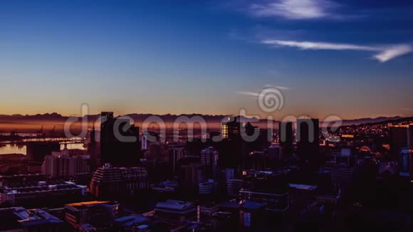 日落时的城市景观视频的预览图