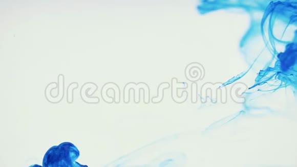 水中的蓝色墨水颜色视频的预览图