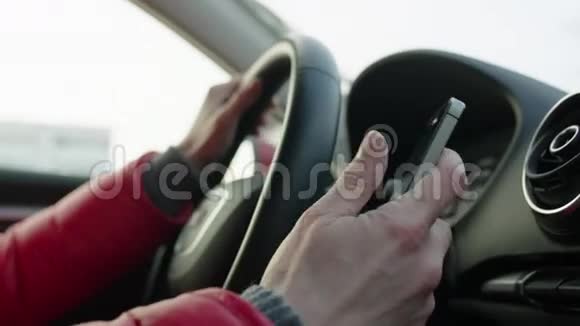 开车时发短信的女人视频的预览图