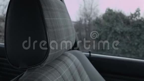 从车上的一扇窗户穿过座位视频的预览图