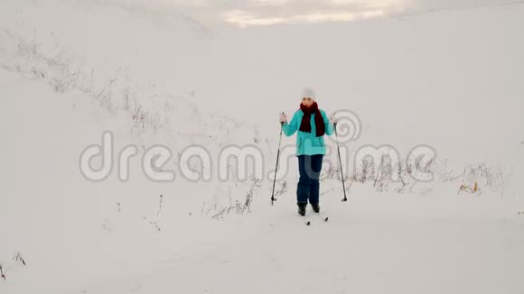 一个年轻女孩在滑雪视频的预览图