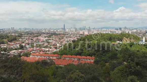 从城市远郊的吉隆坡全景马来西亚无人机空中镜头视频的预览图