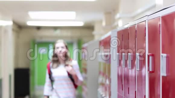 女高中生漫步走廊和镜头微笑的肖像视频的预览图