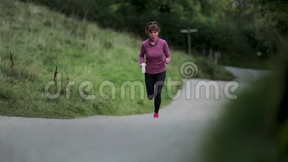 在湖区奔跑的高级女性视频的预览图